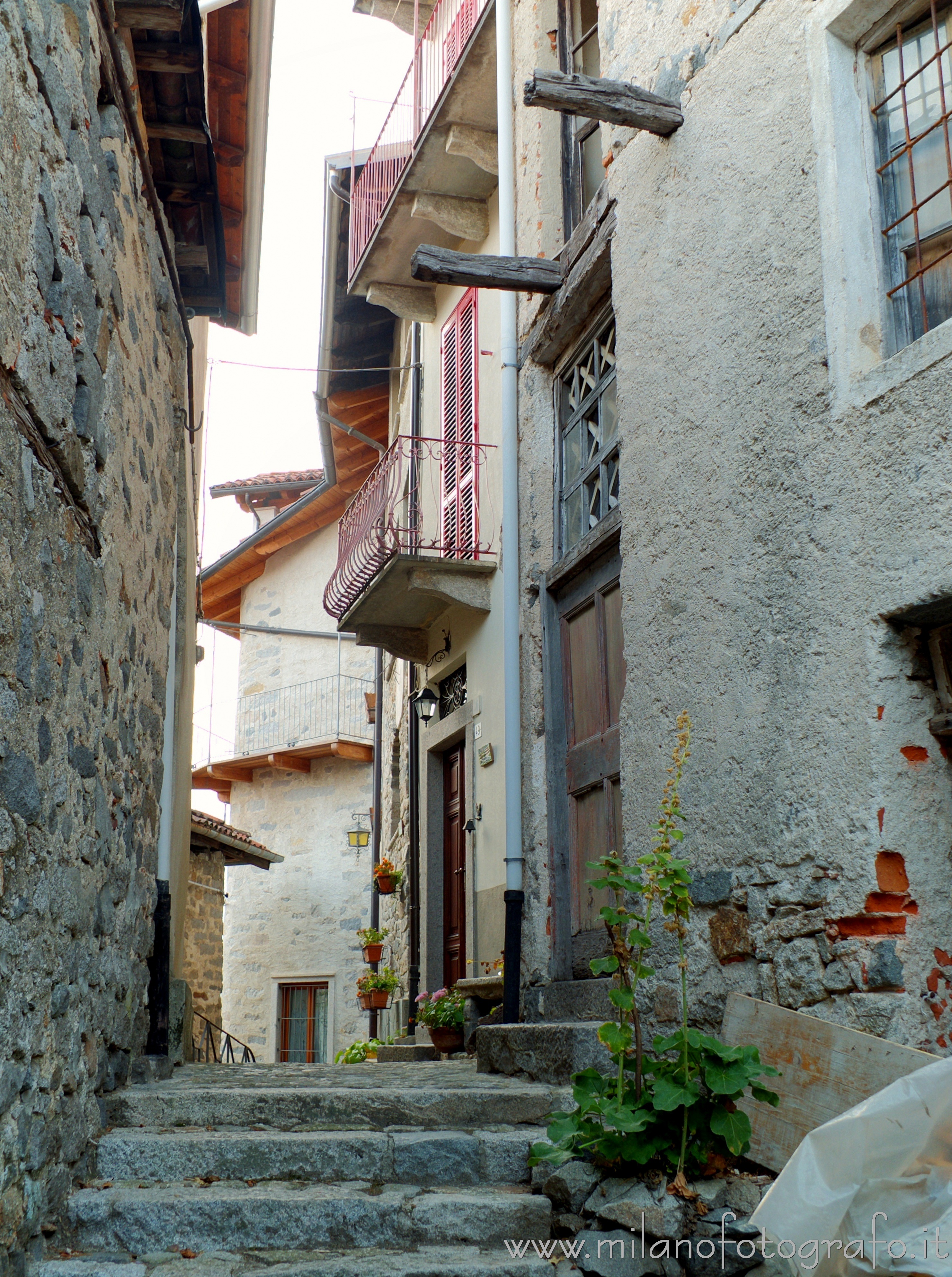 Campiglia Cervo (Biella) - Sentiero fra le case della frazione Sassaia